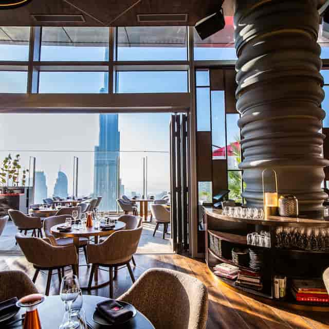 CÉ LA VI Dubai Club Lounge with skyline views, ideal for corporate events and gatherings.
