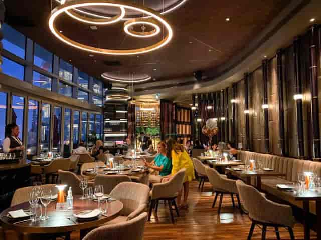 CÉ LA VI Dubai restaurant with elegant decor, ideal for upscale events and gatherings.