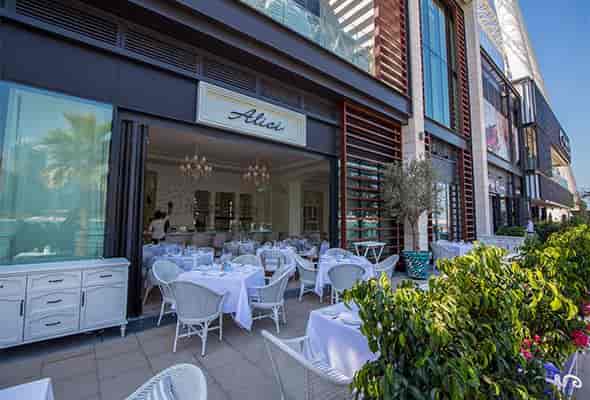 Stylish outdoor dining area in Alici with elegant decor for upscale events.
