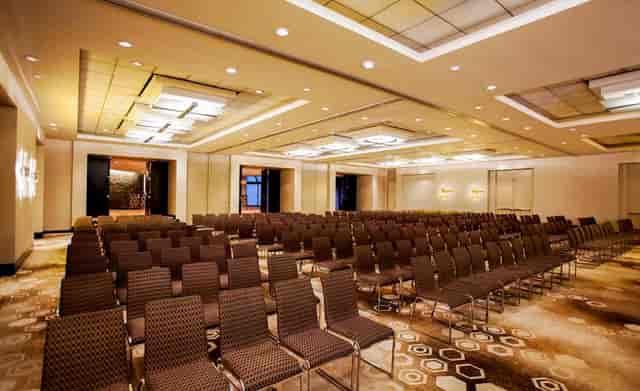 Spindletop Breakout at Hotel Derek: modern meeting space for conferences and presentations.