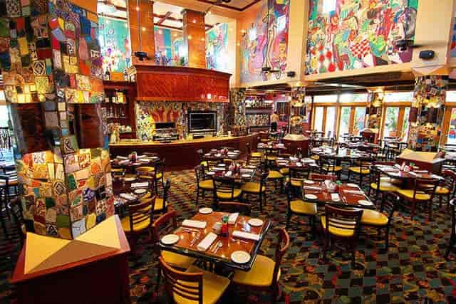 Vibrant Elegante restaurant with colorful decor, ideal for events and gatherings.