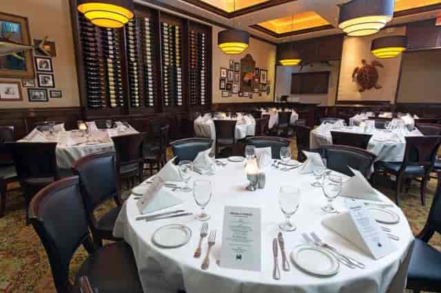 Elegant dining room in Truluck's Houston, perfect for corporate events and gatherings.