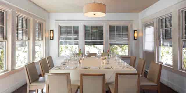 Main Dining Room at BCN Taste & Tradition, elegant round table for corporate meetings.