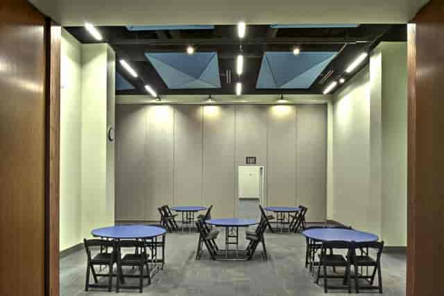 Versatile conference space with round tables, ideal for workshops and small conferences.
