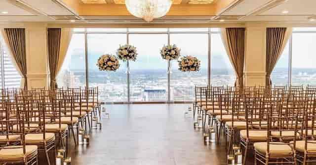 Elegant meeting room with chiavari chairs, ideal for weddings and upscale events.