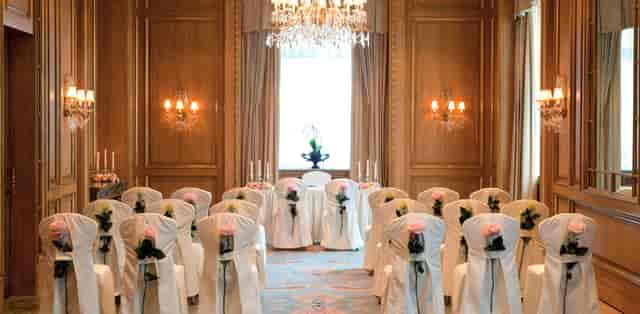 Elegant Salon Langhans wedding venue with pink decor and inviting chandelier lighting.