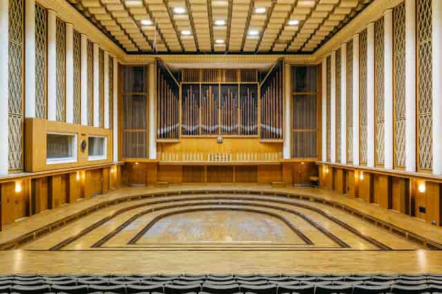 Foyer in Funkhaus Berlin: spacious auditorium with pipe organ, ideal for concerts and conferences.