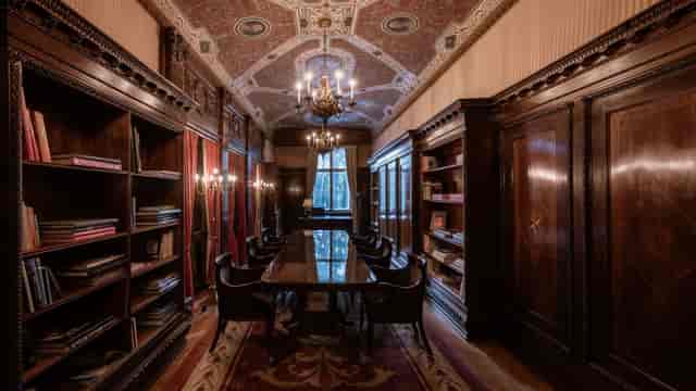 Elegant meeting space in Schlosshotel Berlin with plush seating and chandelier.