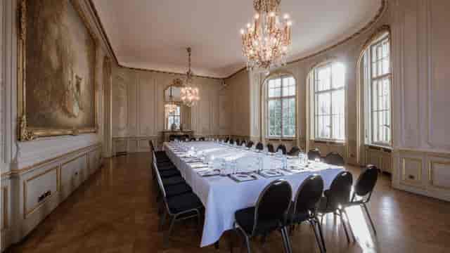 Elegant meeting room in Schlosshotel Berlin, perfect for corporate events and discussions.