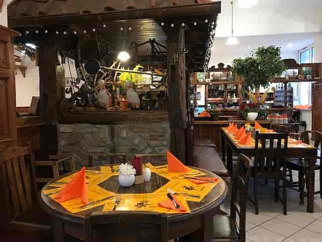 Cozy rustic event space in Humboldt Carré with wooden decor and warm lighting.