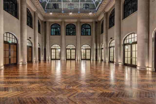 Spacious Historische Kassenhalle venue with arched windows, perfect for weddings and events.
