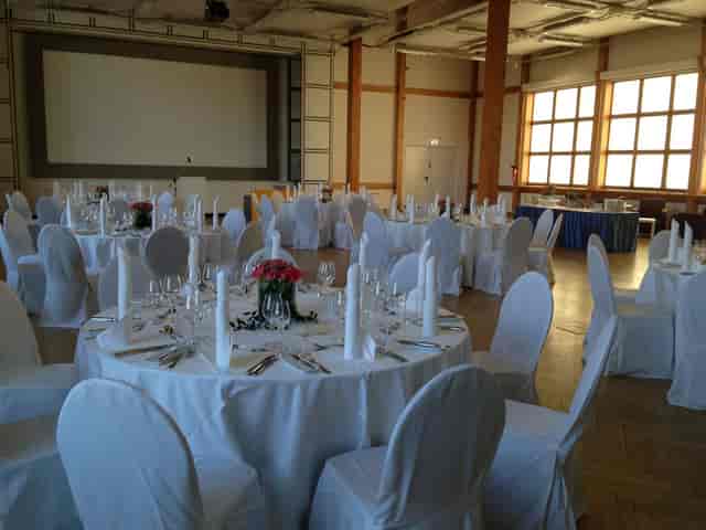 Elegant banquet room in Turbinenhalle Berlin, perfect for formal events and meetings.