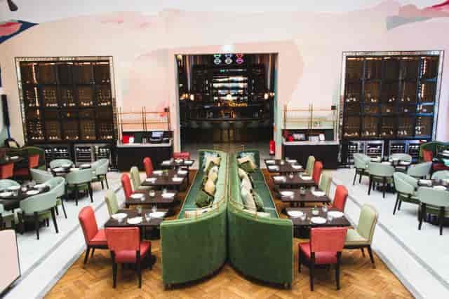 Peacock Room in Fredericks Berlin: vibrant decor for events and gatherings.
