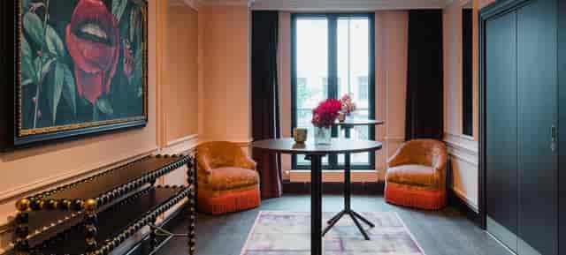 Peacock Room in Fredericks Berlin: stylish meeting space with plush seating for networking events.