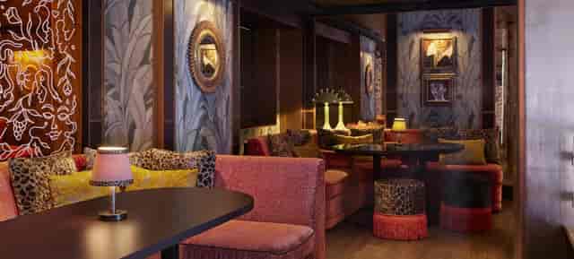 Stylish lounge bar in Fredericks Berlin, ideal for networking events and cocktail receptions.