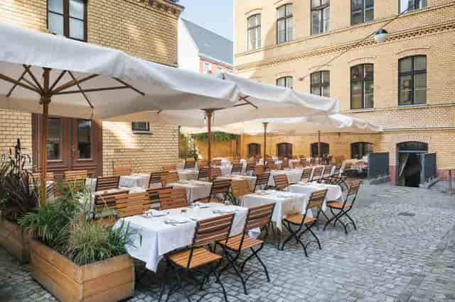 Outdoor dining space in OH, PANAMA with elegant tables for events and gatherings.
