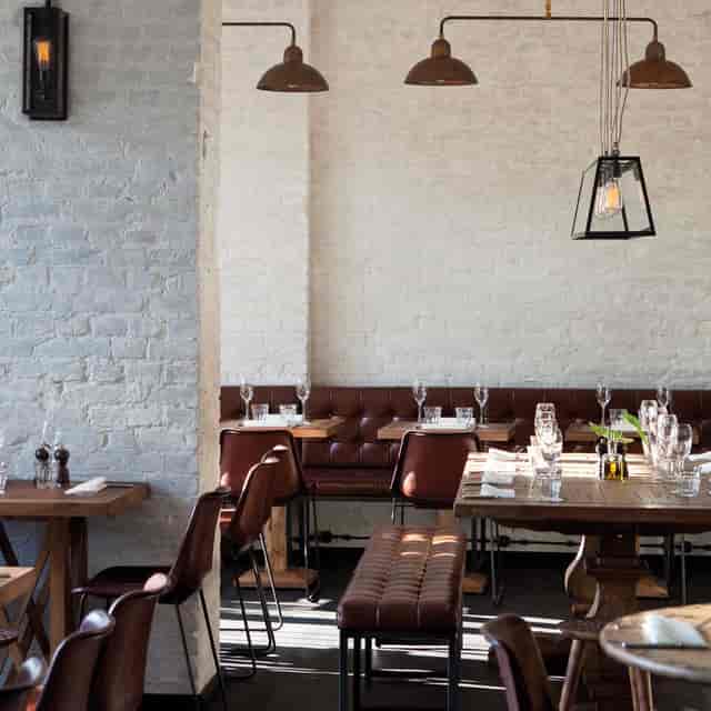 Chic dining space in SPINDLER Restaurant Berlin for intimate meetings and networking events.