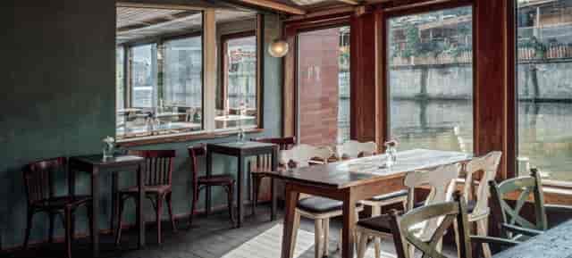 Freischwimmer Berlin Fireplace Room: rustic venue for intimate meetings and events.