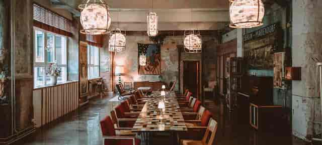 Stylish meeting space with vintage decor, ideal for creative events and gatherings.