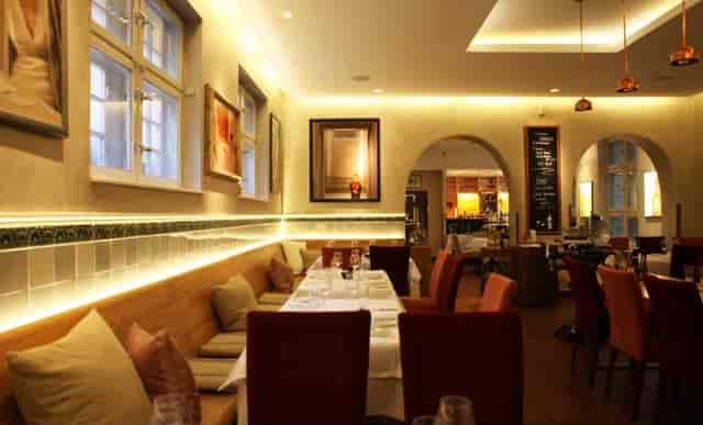 Cozy dining space at Schmugglerscheune, perfect for intimate business events and meetings.