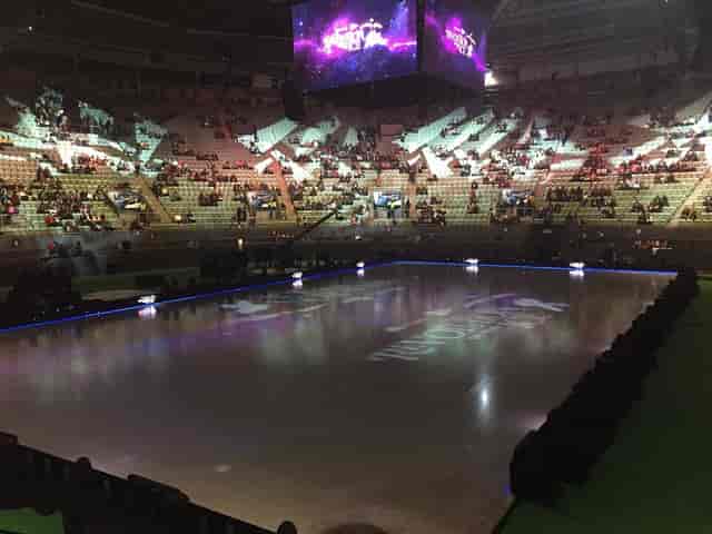 Palacio Vistalegre ice rink event setup with engaging lighting and seating.