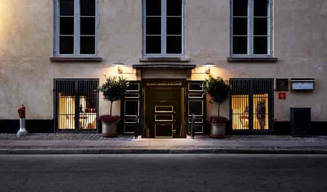 Elegant private dining entrance at Kong Hans Kælder for upscale corporate events.