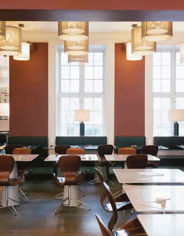 Chic dining area in Sake Rummet, ideal for intimate meetings and events.