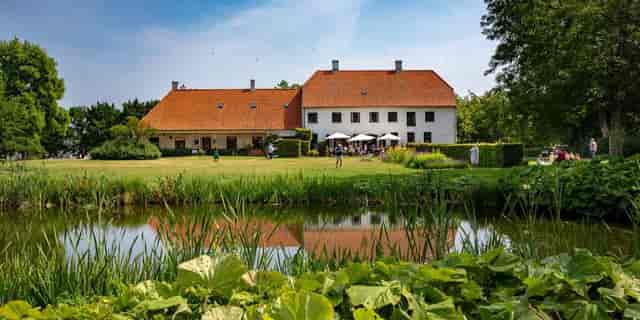 Blixen in The Black Diamond: rustic venue for outdoor weddings and events with lush greenery.