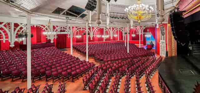 Multicolored auditorium with burgundy chairs, ideal for conferences and performances in Copenhagen.