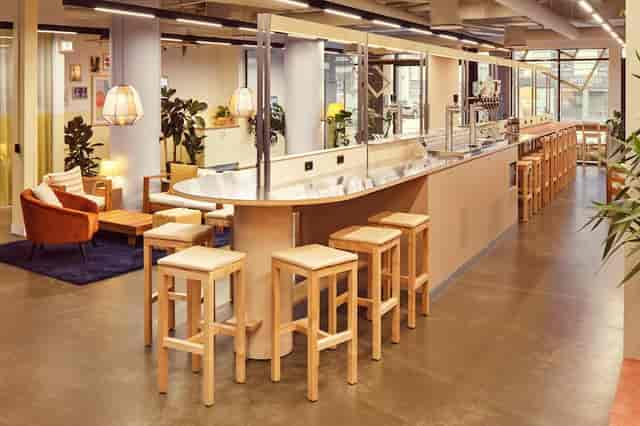 Modern gallery bar in CityHub Copenhagen, ideal for networking events and meetings.