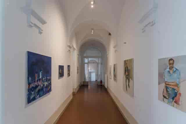 Amtsalon corridor with artwork, perfect for art events and networking gatherings.