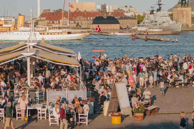 Vibrant waterfront restaurant venue with outdoor dining for seasonal events in Seaside Toldboden.