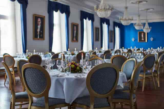 Elegant banquet hall with round tables, perfect for gala dinners and corporate events.
