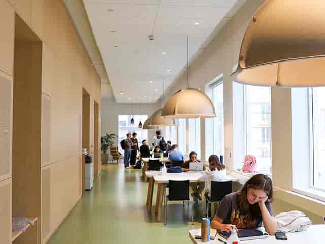 Modern conference room in DIS Copenhagen with natural light, perfect for meetings and events.