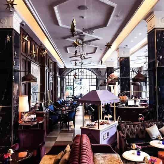 Elegant hotel lobby for private events, ideal for networking and conferences.