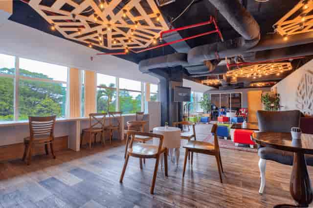 Modern event space in Hotel Arwana with natural light for workshops and networking.