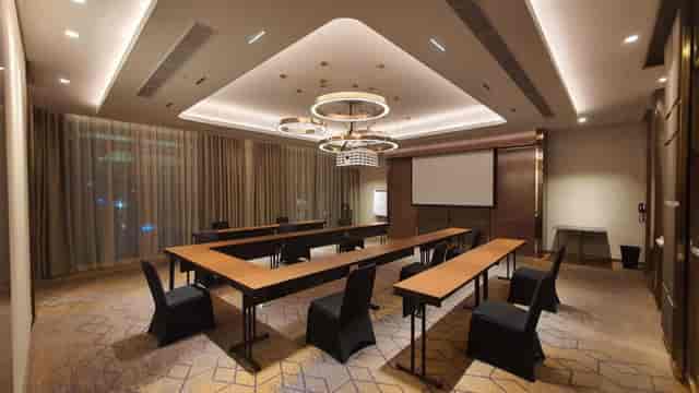 Modern meeting room at Hotel Arwana with U-shaped layout, ideal for corporate events.