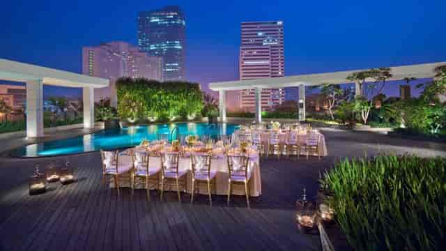 Elegant outdoor dining setup at Mandarin Ballroom, Jakarta for upscale events.