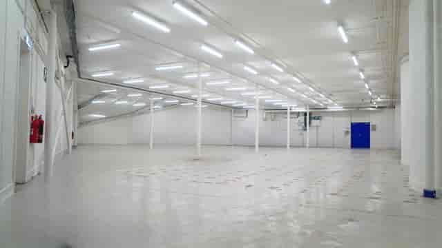Spacious SCRUM Studios warehouse with high ceiling, ideal for events and meetings.