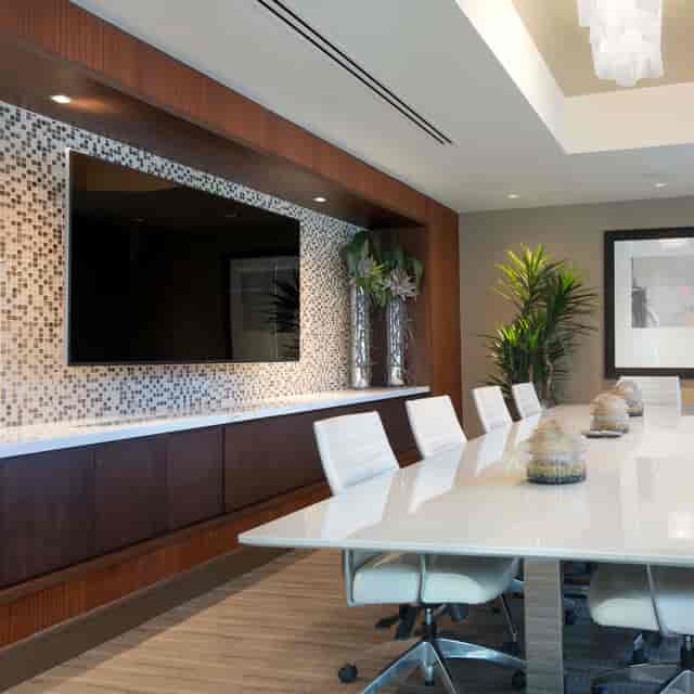 Modern boardroom with wall-mounted screen for effective meetings and collaboration.