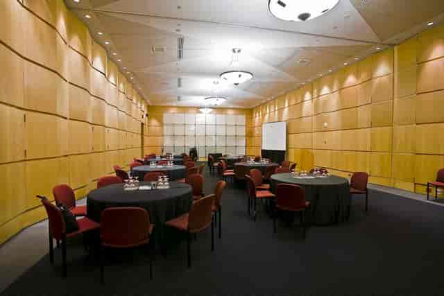 Horizon Ballroom with round tables, ideal for meetings and presentations.