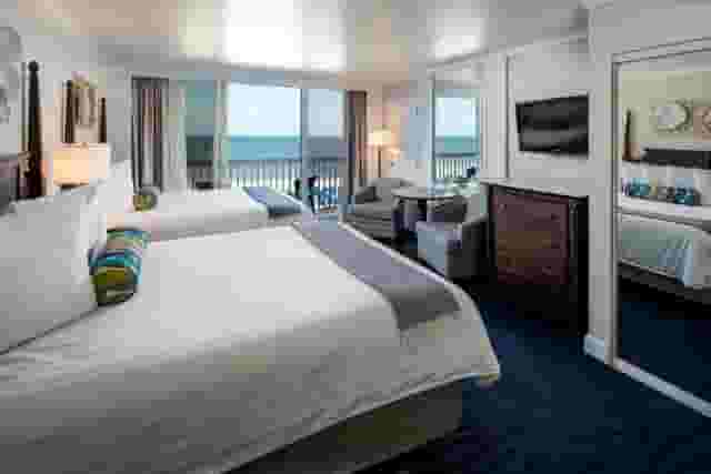 Grand Palm Colonnade
