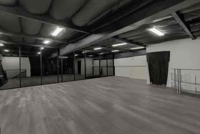 RRB Studios: modern event venue with high ceilings, ideal for corporate gatherings and workshops.