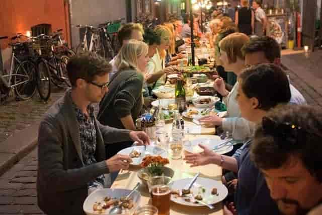 Outdoor dining setup at Magstræde 18, perfect for networking and celebratory events.