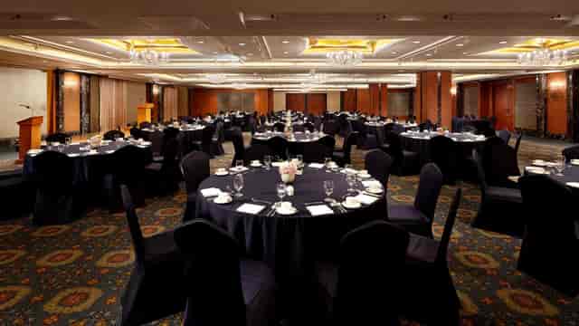 Elegant banquet hall at LOTTE HOTEL WORLD featuring round tables for corporate events.