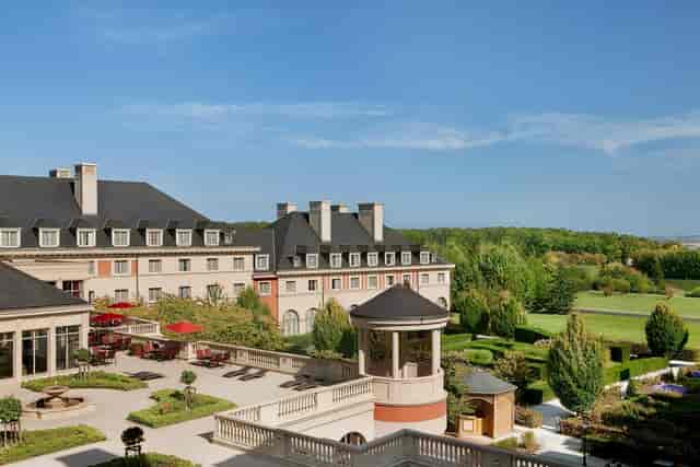 Elegant restaurant venue with manicured grounds for meetings and events, perfect for receptions.