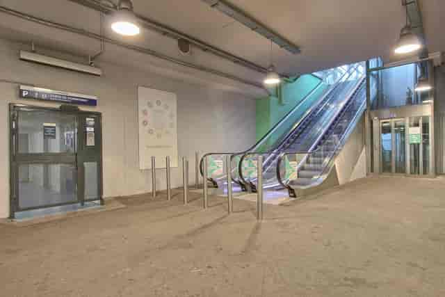 Modern escalator area in Hall C, Espace Champerret for efficient event access.
