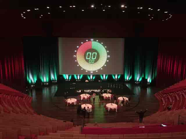 Amphithéâtre 3000 in Lyon, theater-style seating for corporate event with countdown timer.