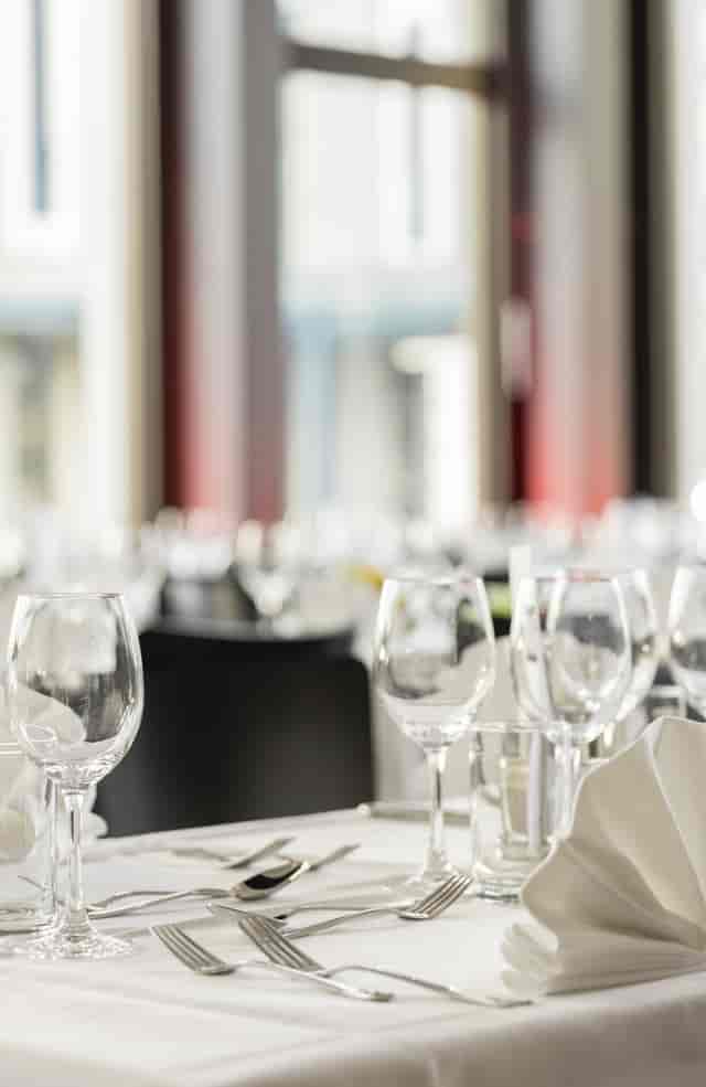 Elegant dining table with glassware for upscale networking events at Wagi S. Restaurant.