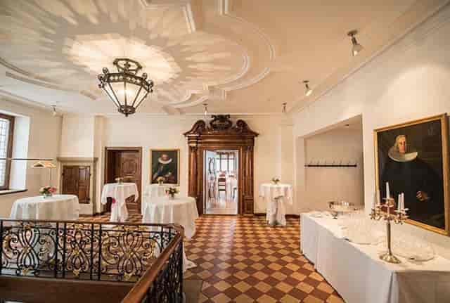 Elegant Grosse Zunftsaal with round tables, perfect for networking and receptions.